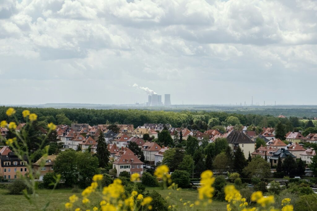 Blick über eine Einfamilienhaussiedlung in Leipzig aus den 30er/40er Jahren auf das Kraftwerk Böhlen